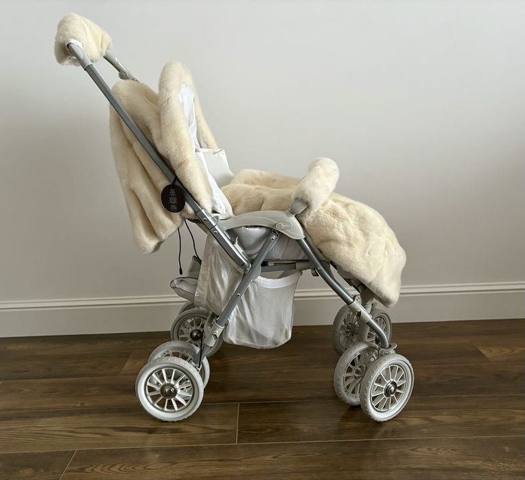 Коляска трость для прогулянок Aprica з хутром від Fendi.