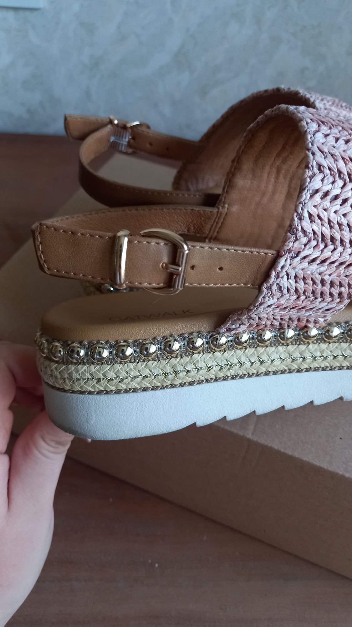 Продам женские босоножки бренда CATWALK