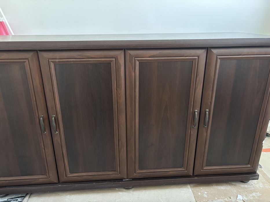 Komody brązowe do pokoju z półkami i szufladami