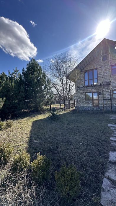 Прожаж 2х поверхового будинку з хлрошою локацією .