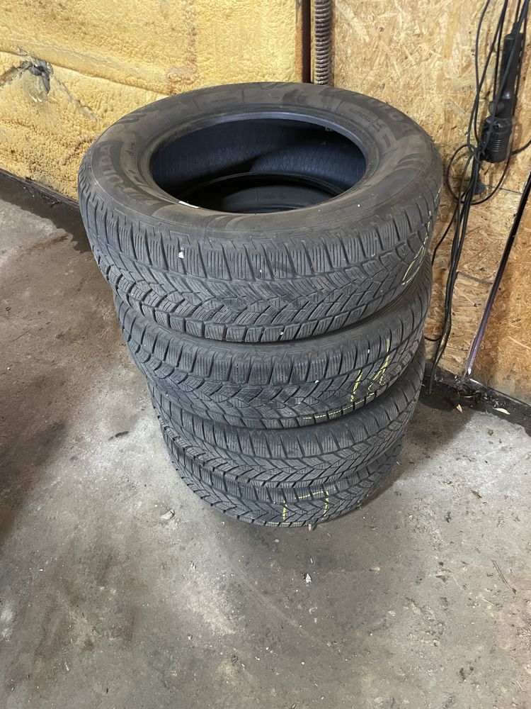 Opony zimowe 235/65/R17