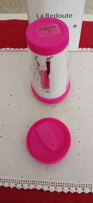 Copo de plástico com tampa, novo