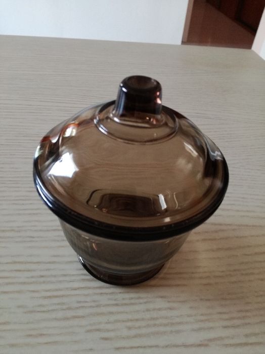 Cukiernica z ciemnego szkla