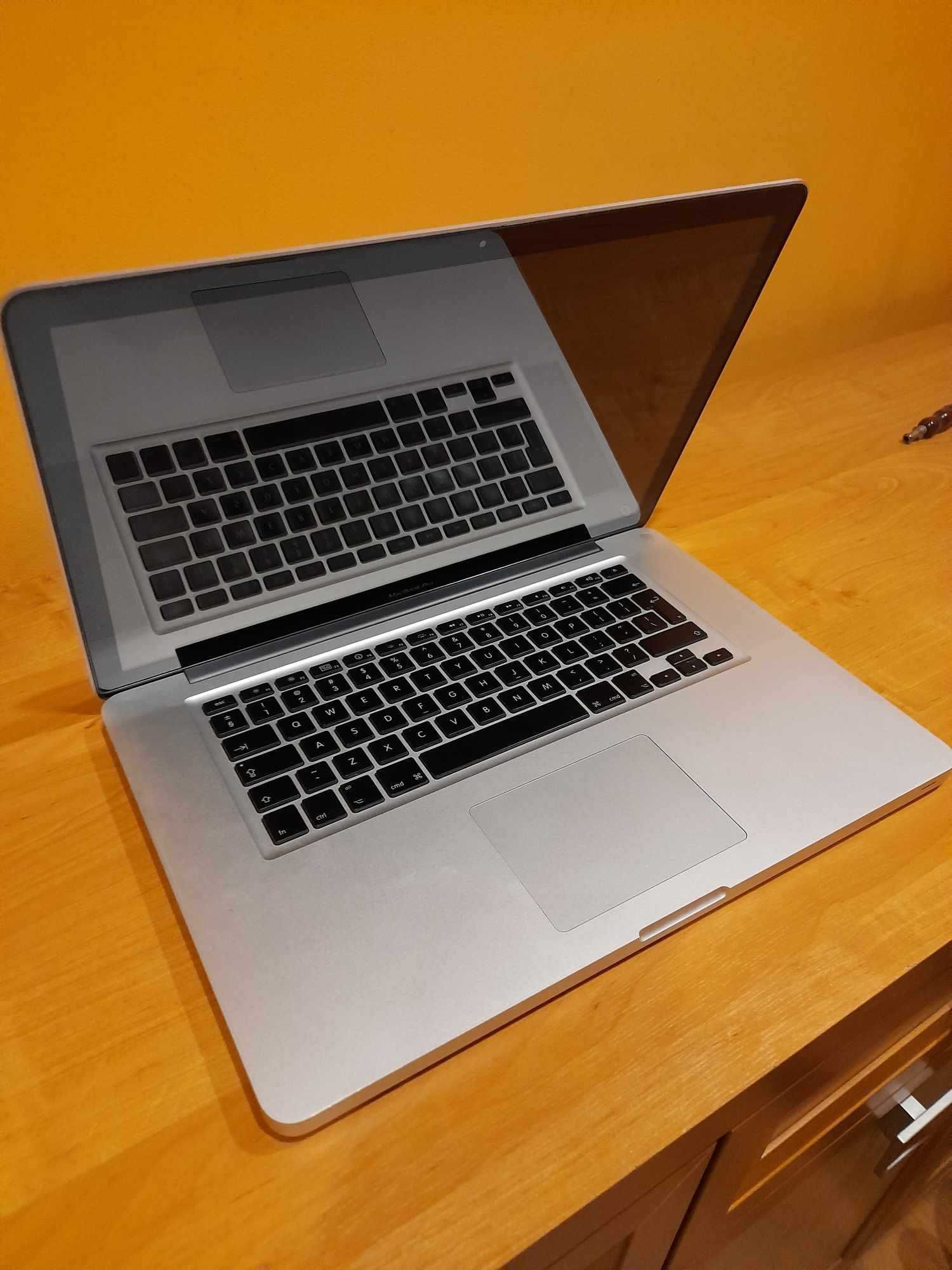 OKAZJA Laptop Apple MacBook Pro 15,4" i5 320GB 8GB Nvidia GeForce GT