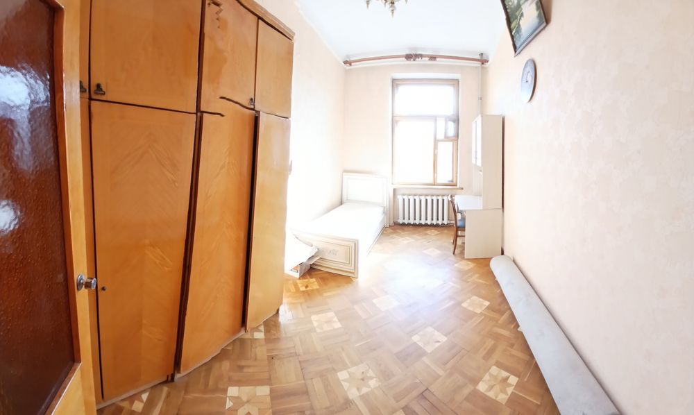 Сдам большую квартиру у метро.