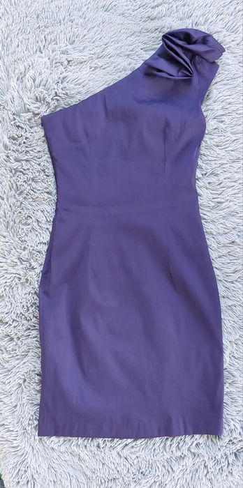 Sukienka na jedno ramię De Facto