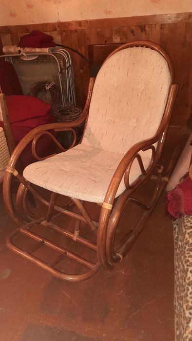 Крісло-гойдалка з лози