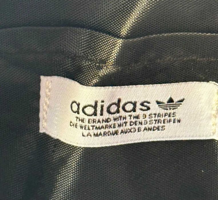 Сумка через плече Adidas у чорному кольорі.