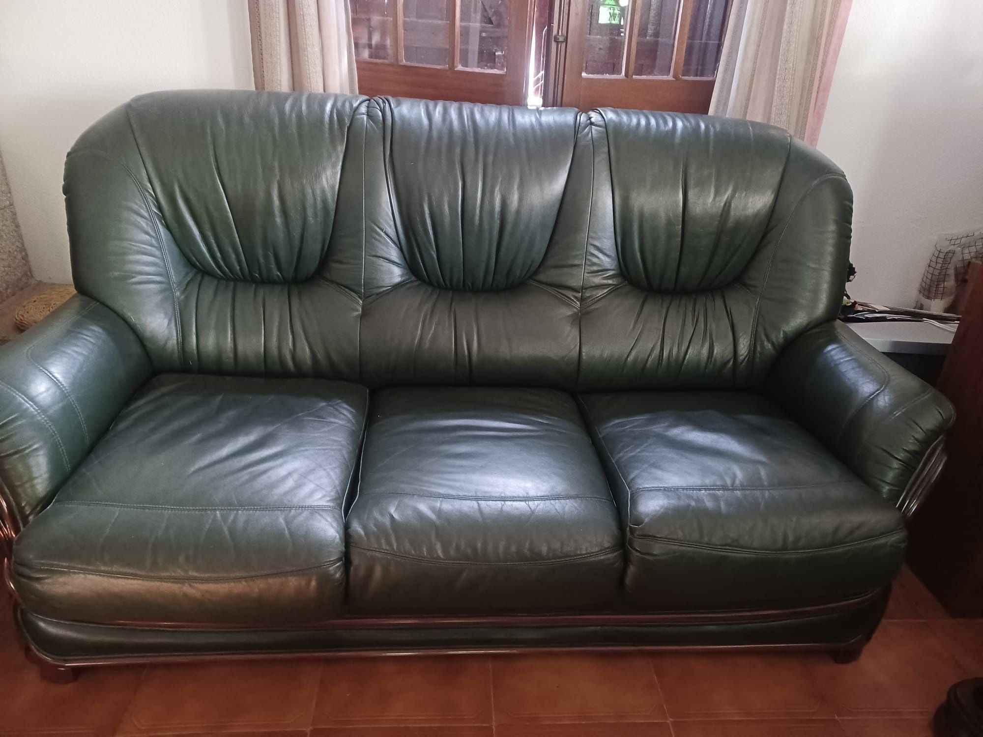 Conjunto de sofá cama e 2 cadeiroes pele