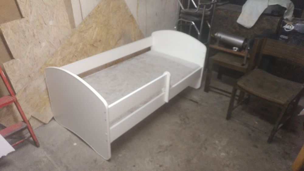 Łóżeczko dla dziecka. Białe z obrazkami