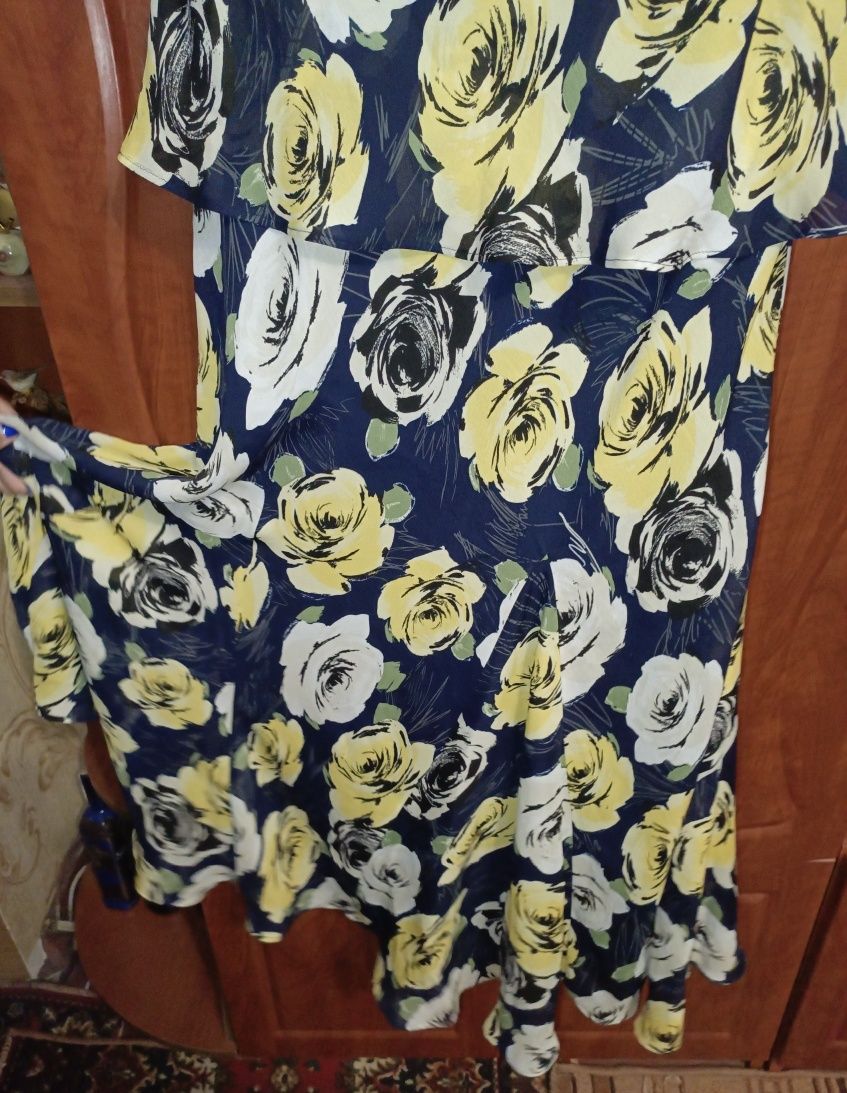 Платье в розах р. 18