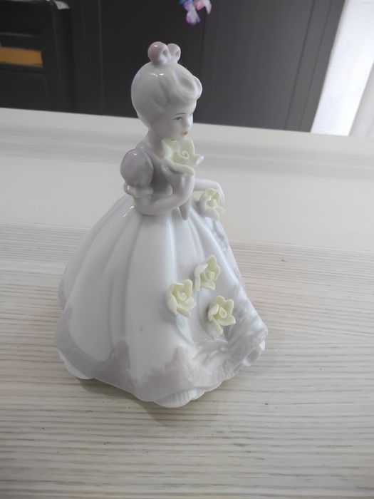 A estatueta de porcelana.