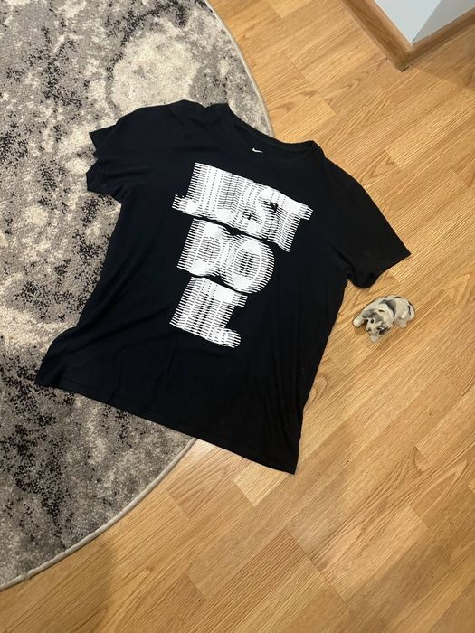 Футболка Nike

Колір: чорний

Стан: ідеальний, як нова

Оригінальний л