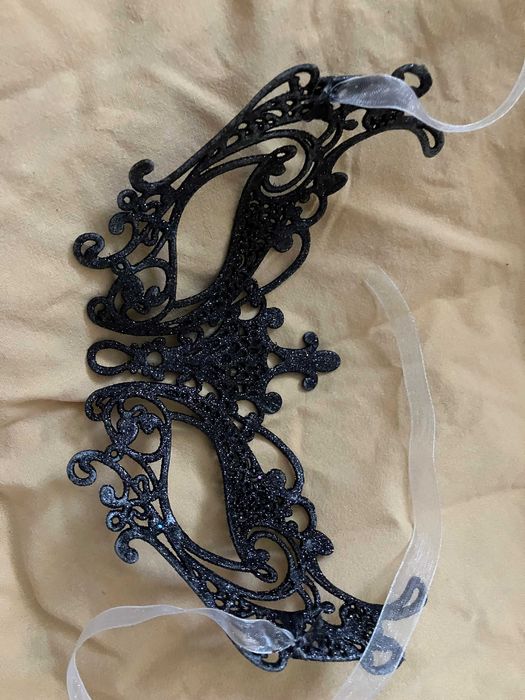 Маска карнавальная черная.  9*21 см. Отличное состояние новой.