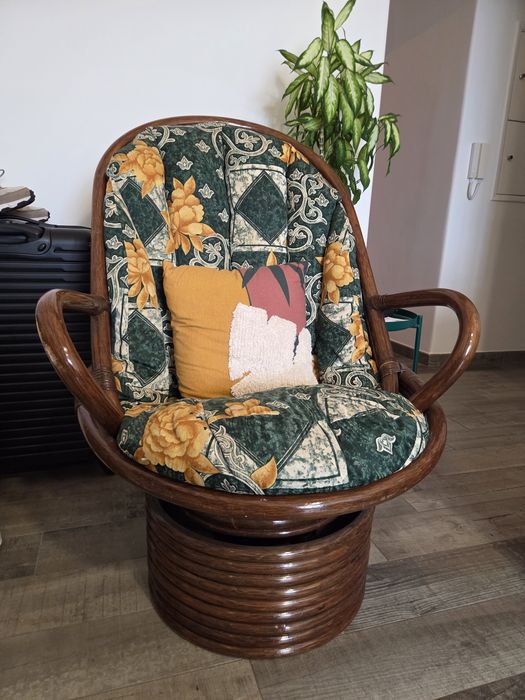 Cadeira de Baloiço Rústica em Madeira – Estofos Verde com Flores