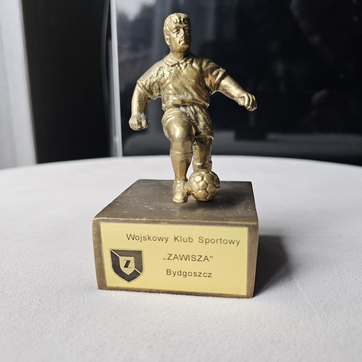 WKS Zawisza Bydgoszcz figurka piłkarza z mosiądzu  pamiątka sportowa