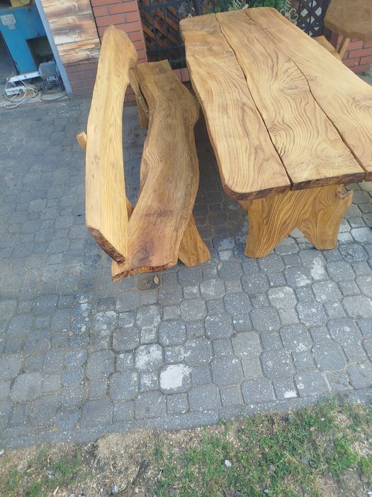 Dębowy zestaw mebli ogrodowych.