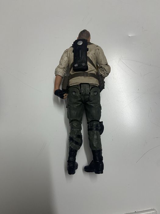 Soldado e boneco de ficcao