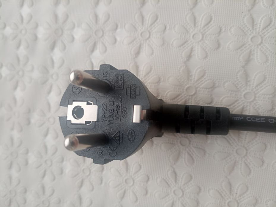 Сетевой шнур для компьютера