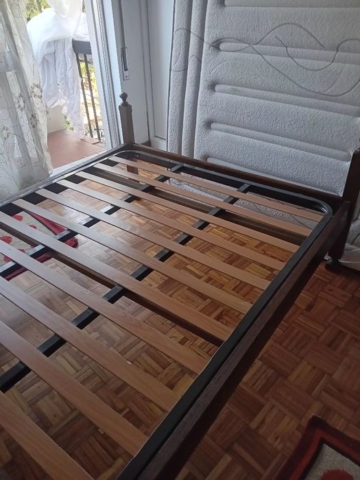Cama de casal em bom estado