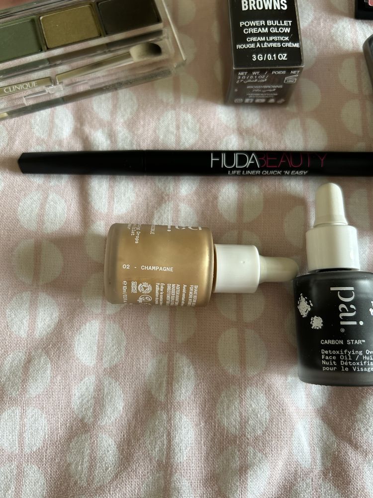 Nars, Huda Beauty, Benefit, Clinique e Pai