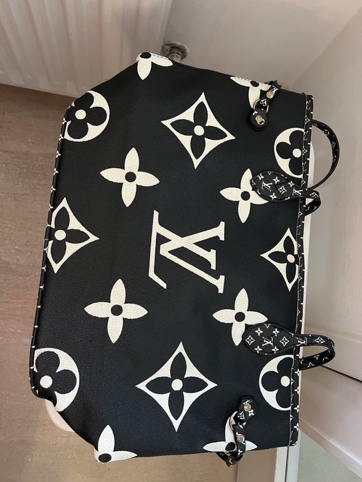 Mala LV em preto com interior vermelho