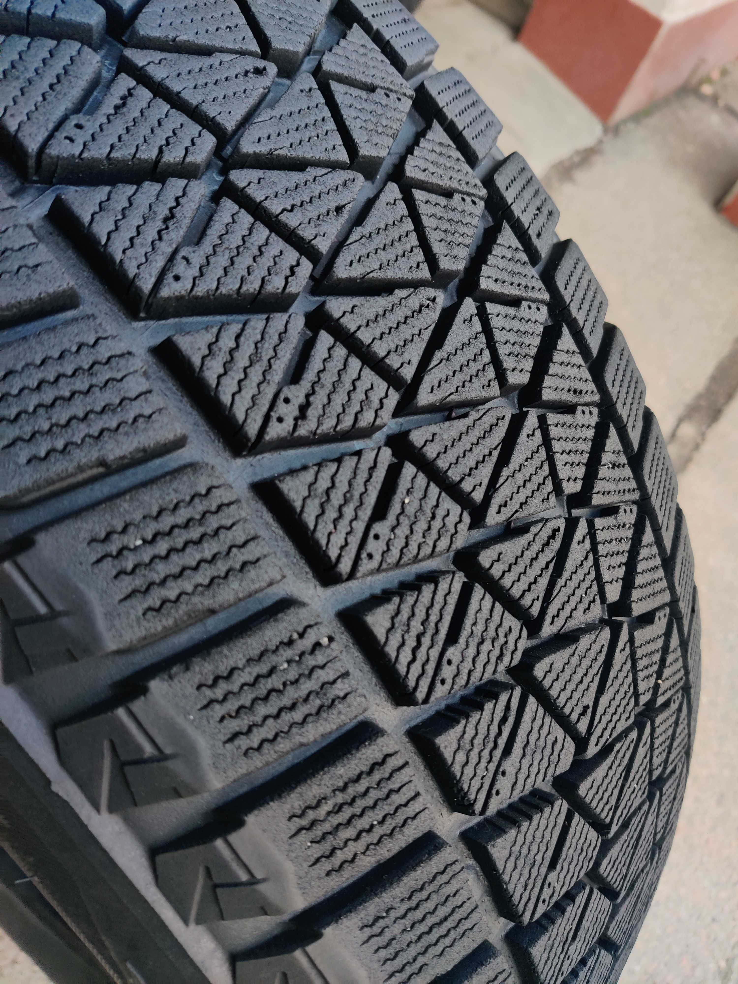 2шт r20 235/55 Bridgestone Blizzak DM-V2 зимові шини ЛИПУЧКИ