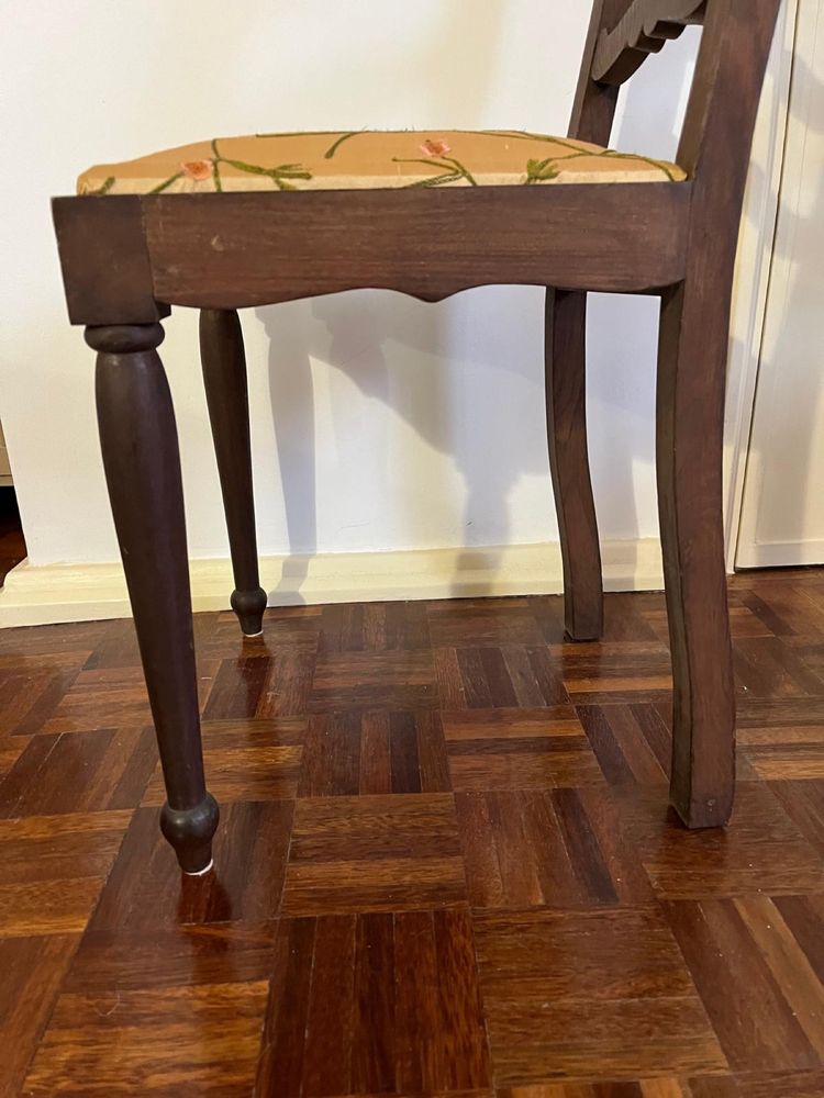 Cadeira vintage com assento em seda