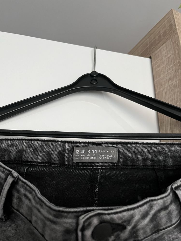 Grafitowe szare jeansy damskie Primark spodnie dżinsowe