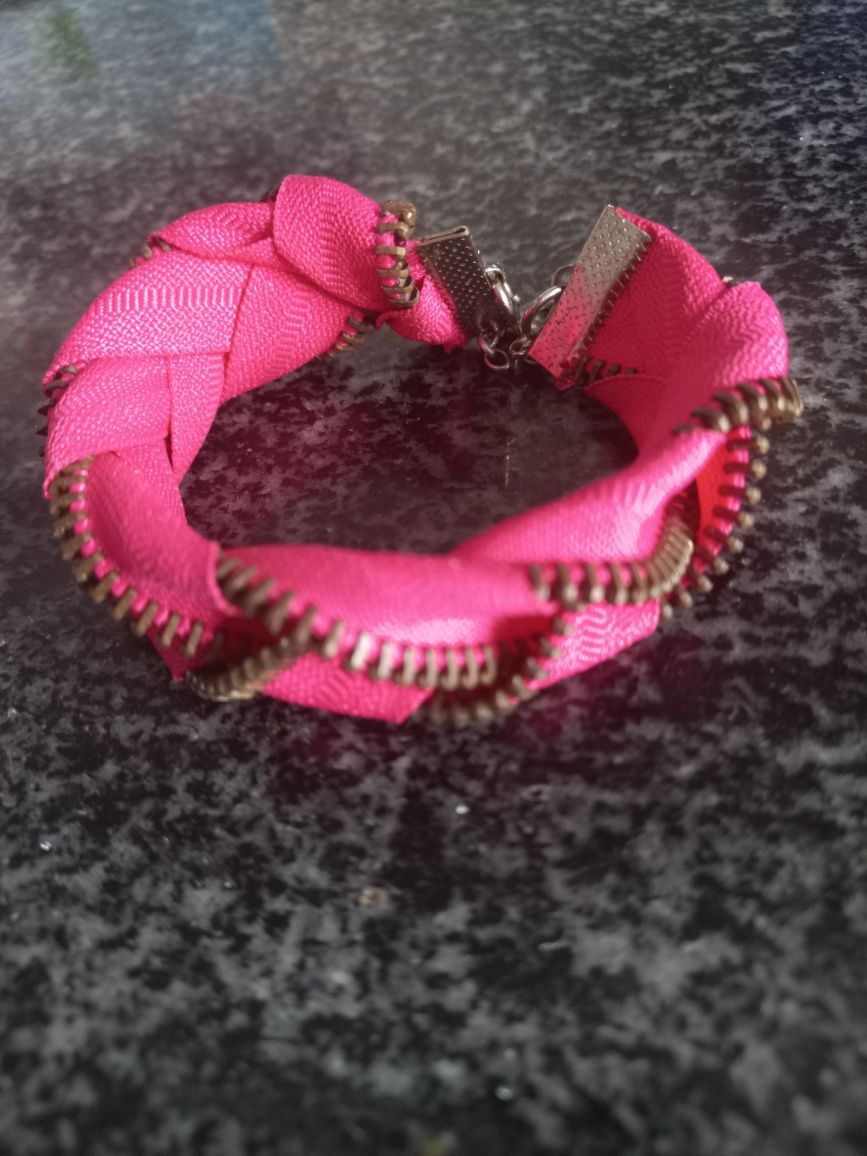 Pulseira ,artesanato, feita com fechos e Claire. NOVA.