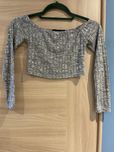 Crop top z firmy Pretty Little Thing