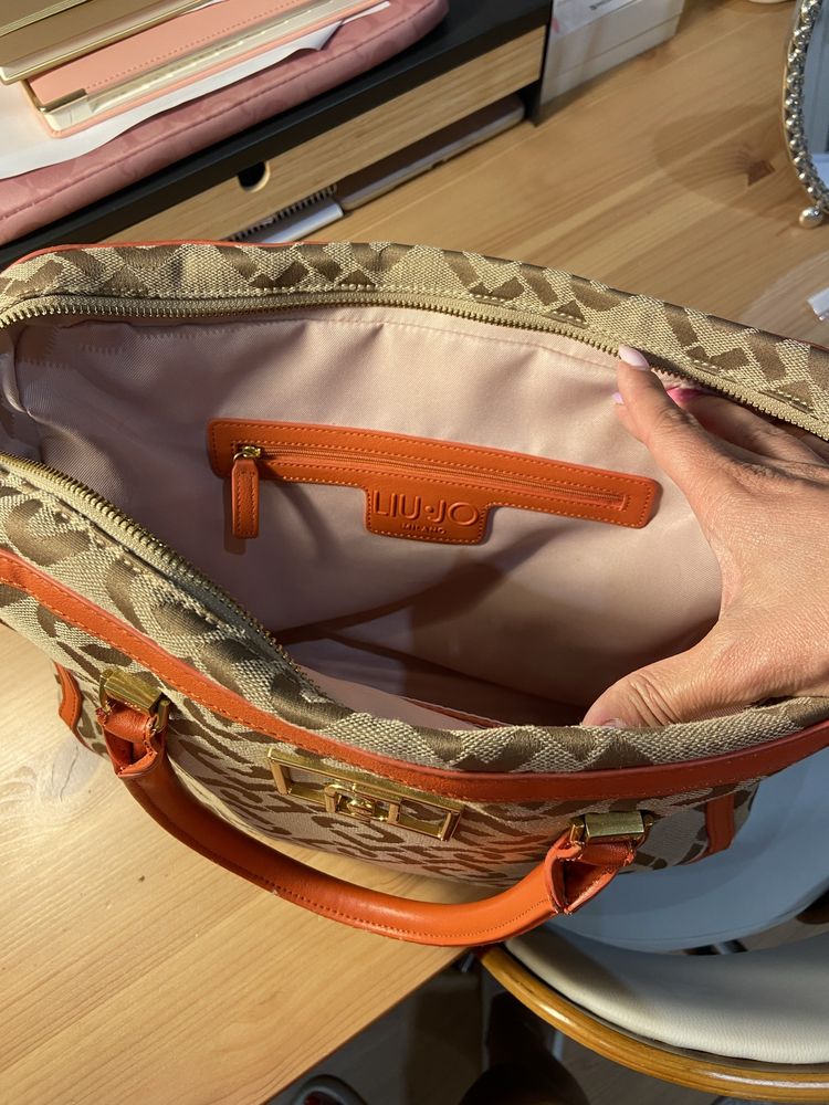 Vende-se mala de computador da Liujo. Como nova.