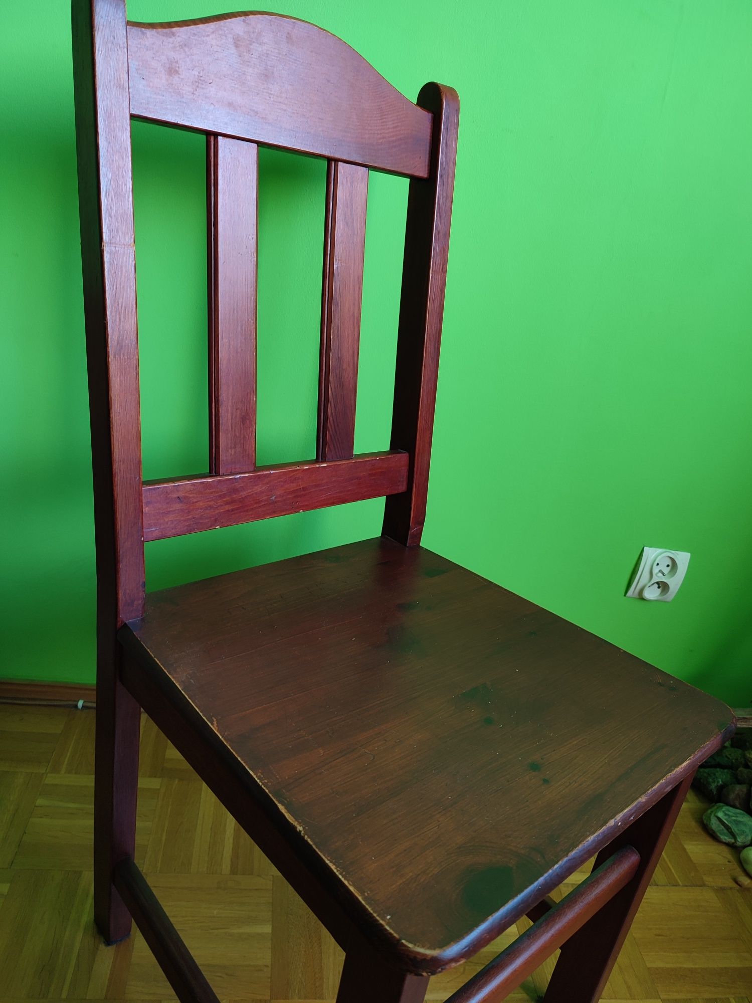 Stół sosnowy plus cztery krzesła.