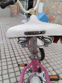 Bicicleta de marca Vilar e banco Tabor.