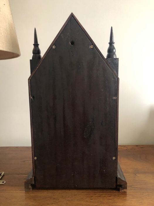 Bonito relógio de pêndulo antigo de parede