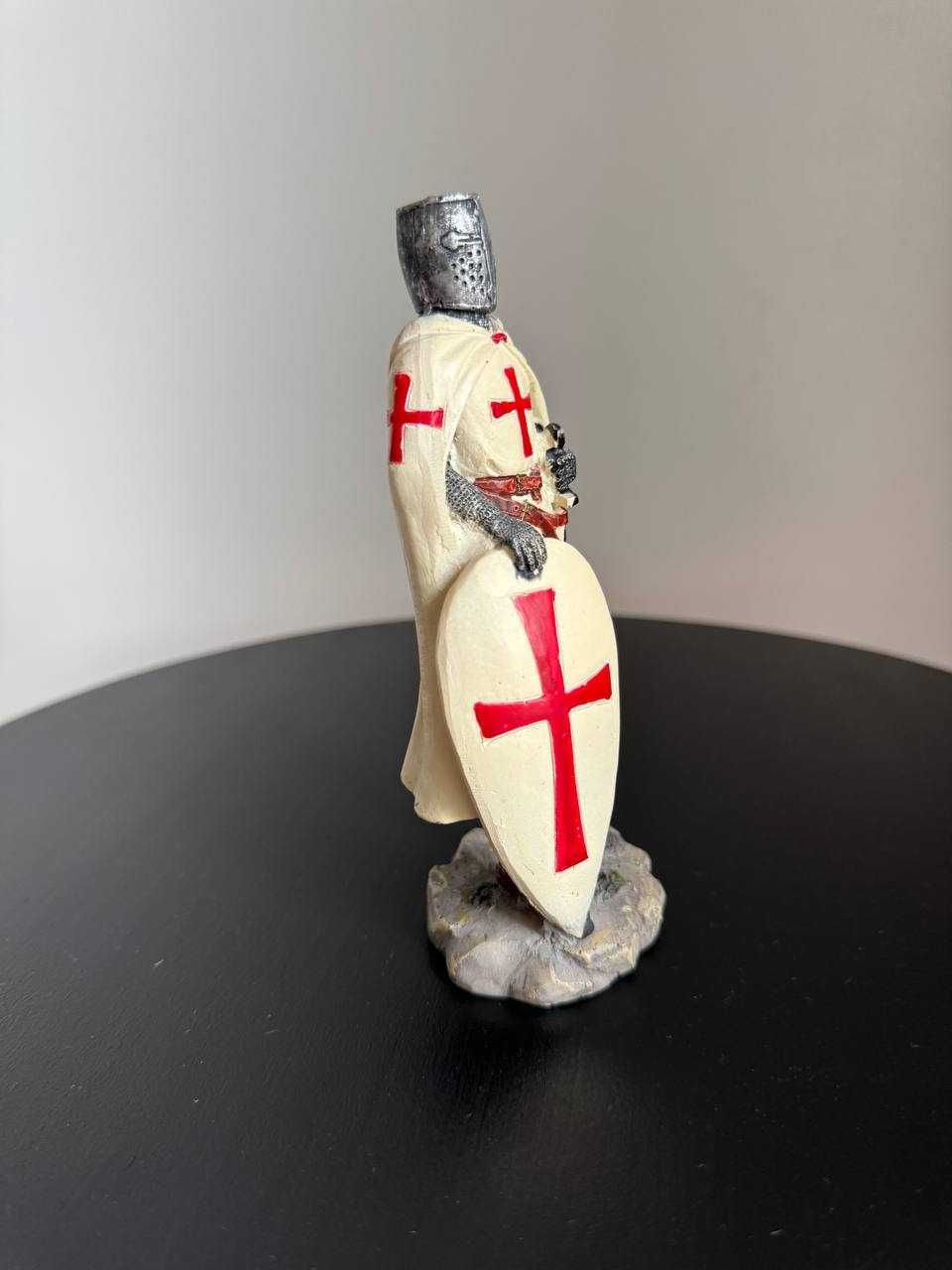 Figurka rycerza templariusza z kamienia