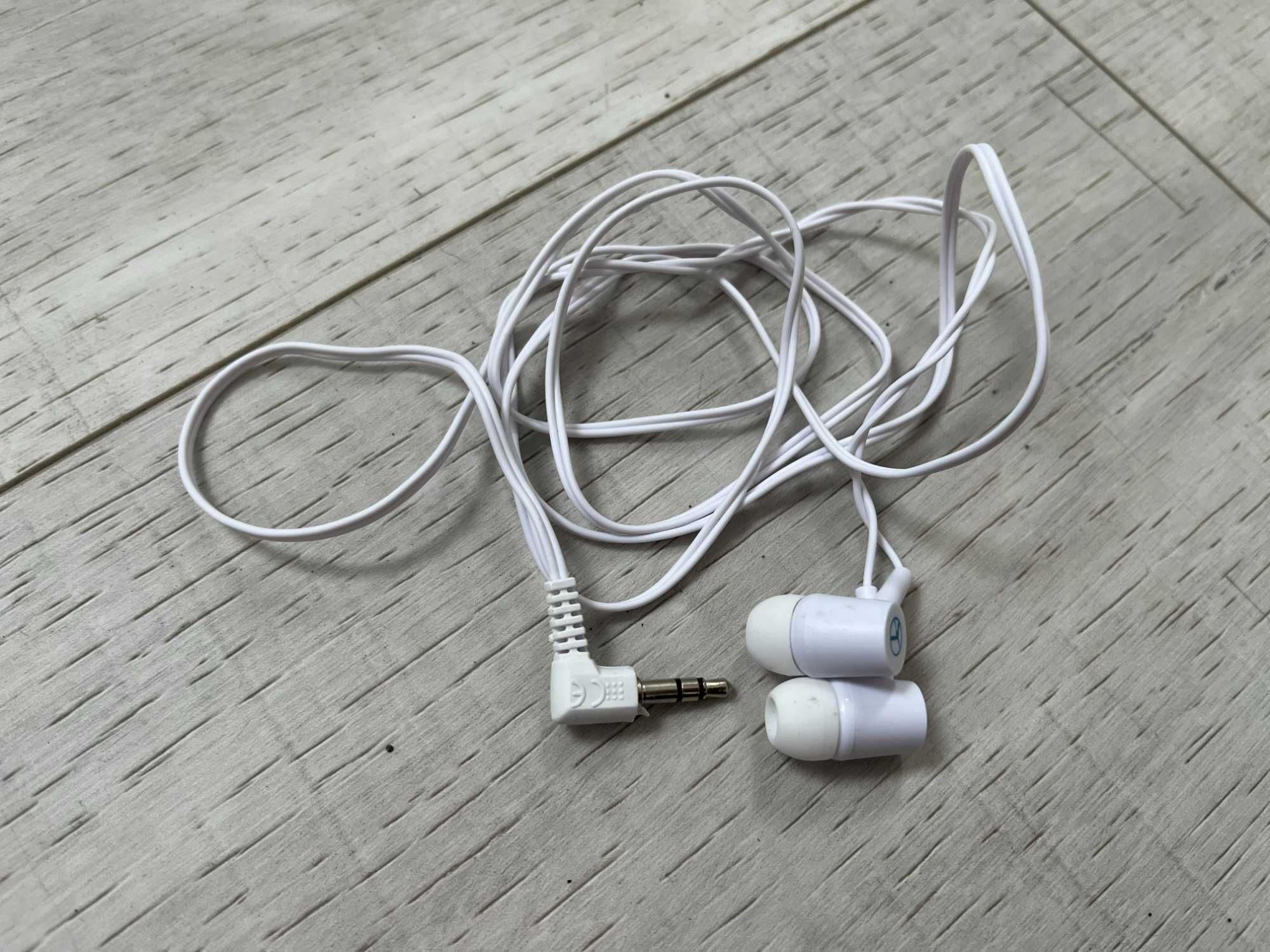 Białe słuchawki przewodowe, wejście minijack - do telefonu / komputera