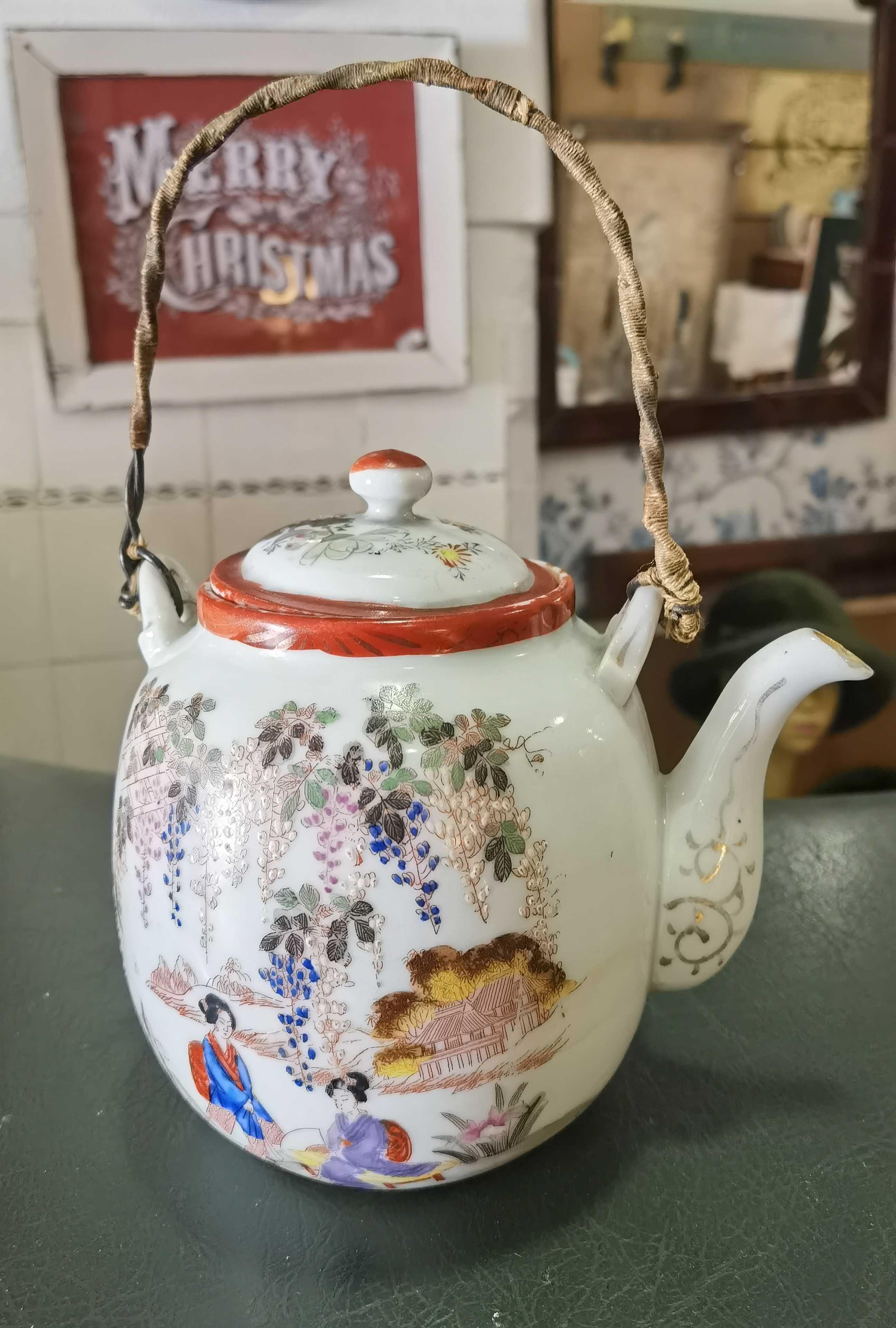 Antigo bule de chá  japonês em porcelana.