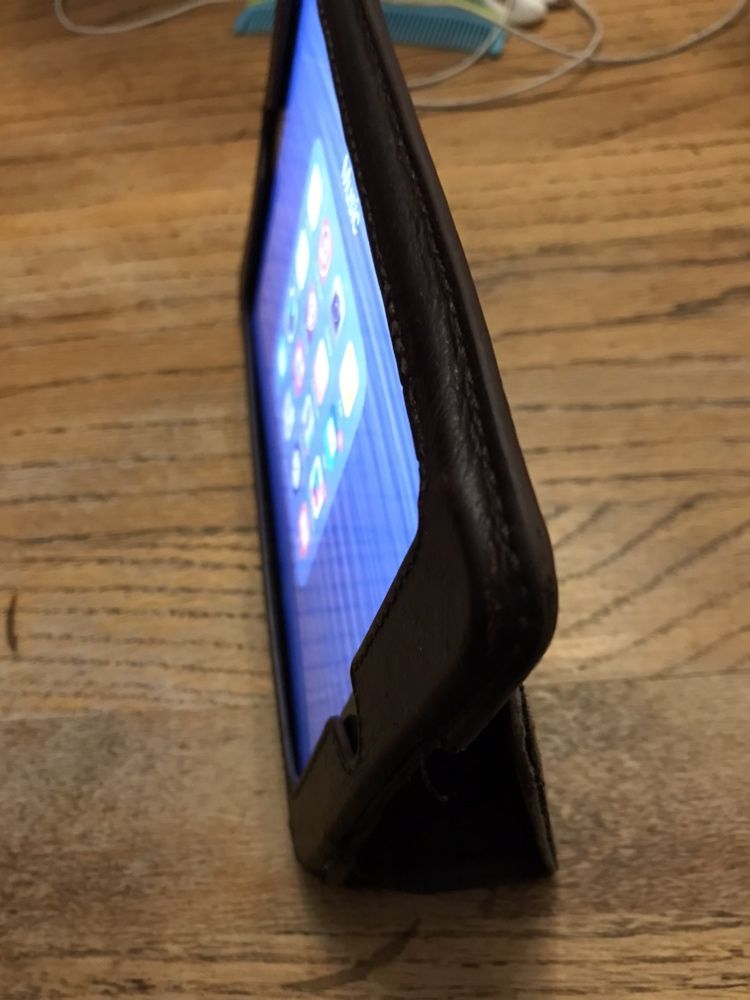 Tablet z Apple w brązowej okładce