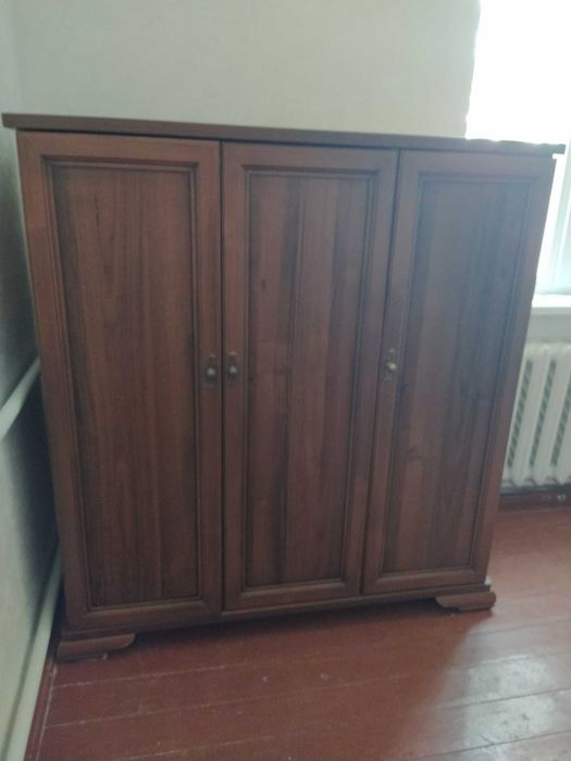 Продам 2 шафи з розпашними  дверцятами 2000 за одну
