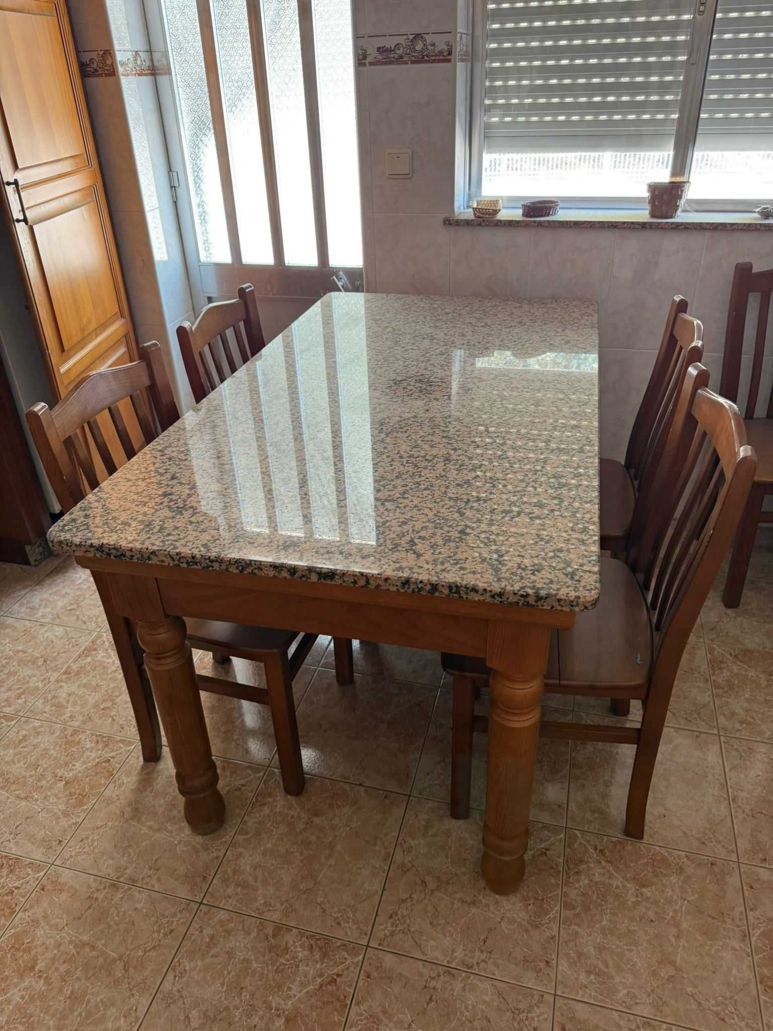 Mesa com tampo de granito e 6 cadeiras, tudo em cerejeira