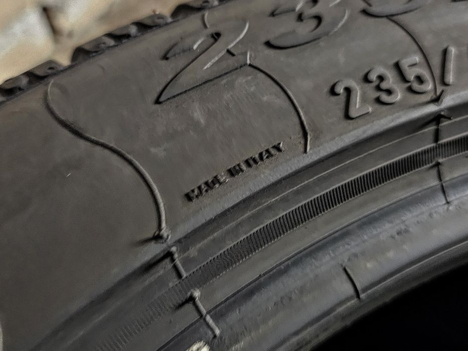 Зимова пара 235/45r18 Pirelli | 7.5mm | 2023 | Italy | Преміум шини