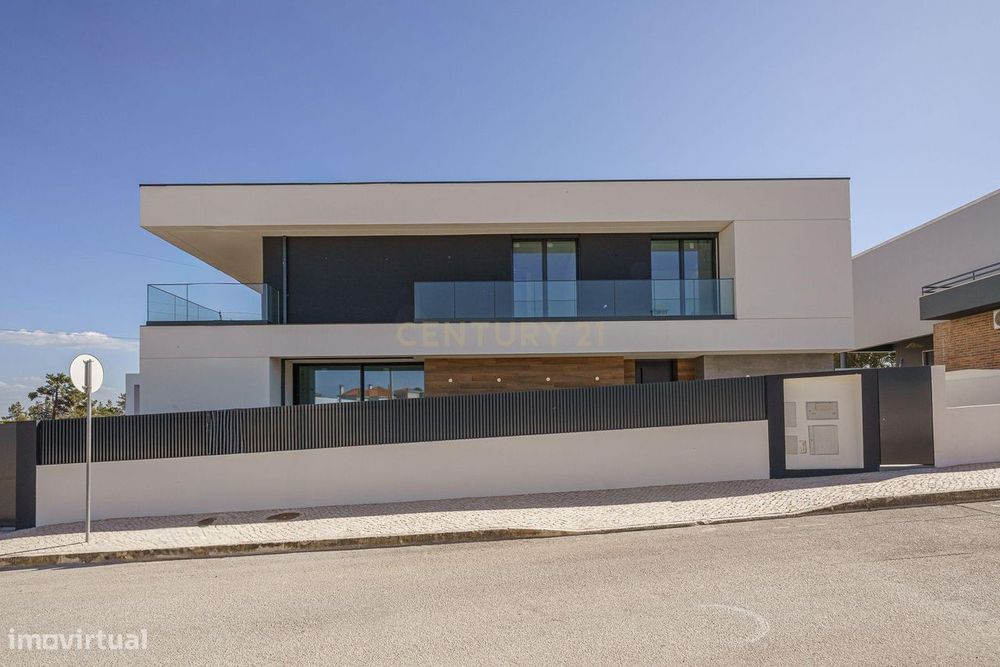 Moradia Isolada T5, em Fase Final de Construção, com Piscina– A sua ca