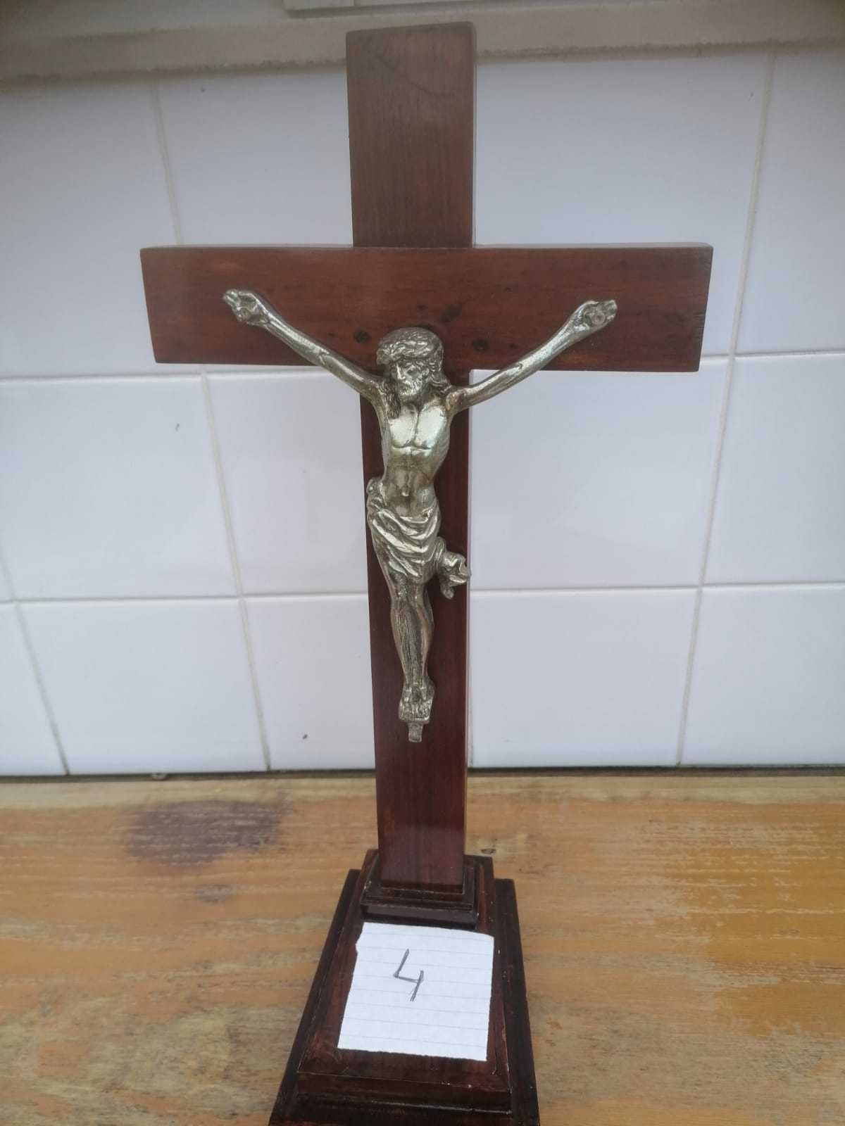 Crucifixo em madeira com Cristo em ouro suíço.