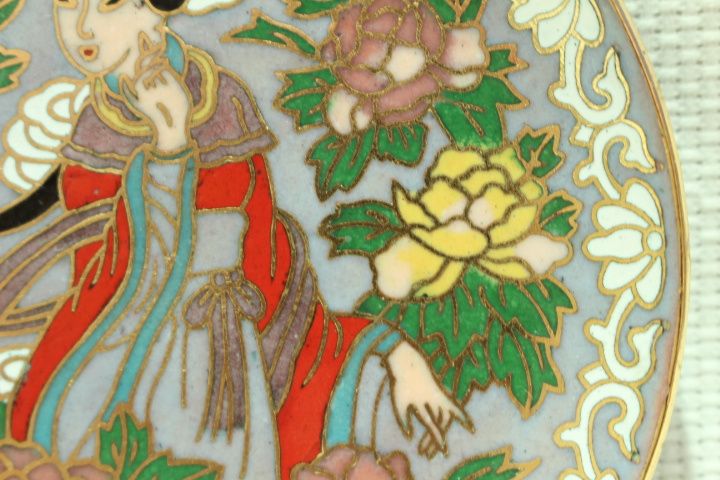 Raro Prato Chinês em Metal Cloisonné Cinza Floral e Gueixa 10 cm