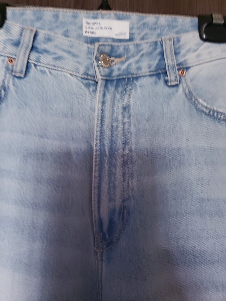 Продам женские. джинсы Bershka голубые, р. XL с разрезами