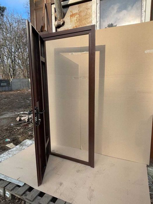 Металеві вхідні титанові двері, двері в будинок, підʼїзд.Входная дверь