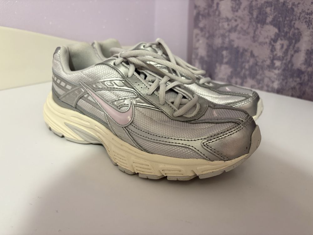 Жіночі кросівки Nike Initiator 38,5 сірі