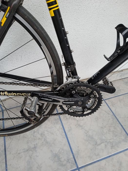 rower szosowy z prostą kierownicą trekking btwinn Shimano deore