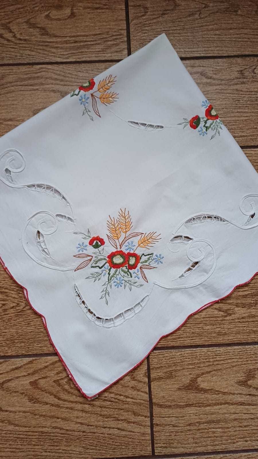 Biała bawełniana serweta w kwiaty 83 × 79 cm